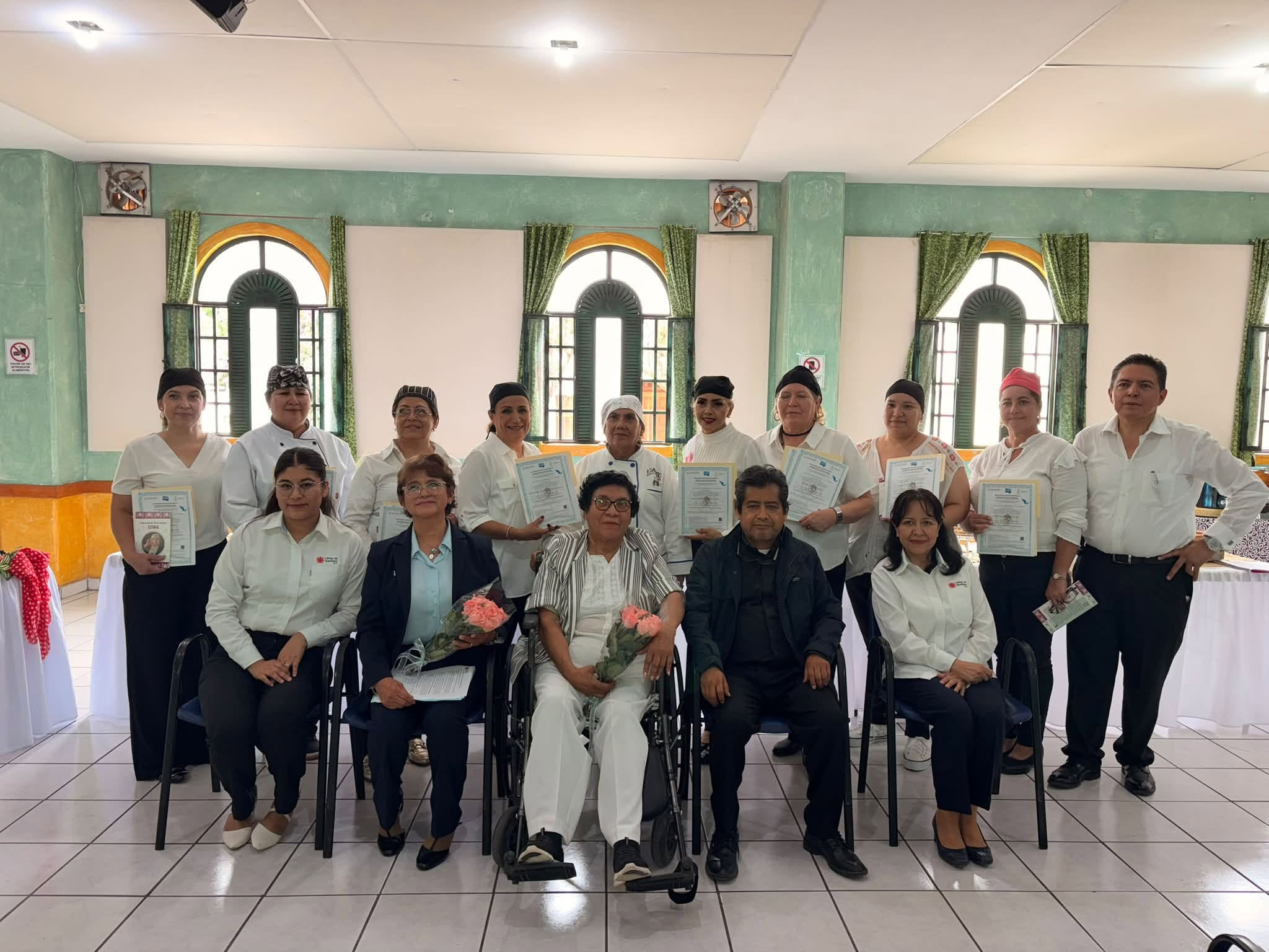 Participantes de los cursos de Panadería y Repostería con sus constancias